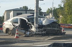 У спорткомплекса «Калининец» водитель легковушки влетел на скорости в столб — фото
