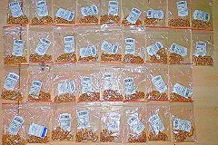 Согнувшись под тяжестью золотых цепей