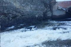 Юнцы на мамином автомобиле упали в бурлящую реку в Нижней Туре