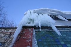 Мэрия: «Очистка от снега козырьков балконов — дело владельцев квартир»