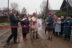 Екатеринбургский блогер осудил тех, кто осудил дорогу, сделанную из глины