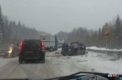 На трассе в Свердловской области в ДТП с фурой погиб человек