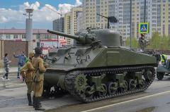 В Екатеринбурге под окнами ветерана войны военнослужащие провели онлайн мини-парад