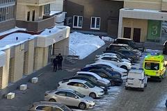 На Урале около многоэтажного дома нашли тело подростка