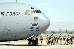 США приступили к закрытию авиабазы в Киргизии