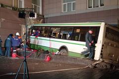 В Новгороде автобус с пассажирам, съехав с виадука, врезался в здание, есть погибшие