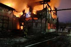 В Железнодорожном районе Екатеринбурга сгорел автосервис