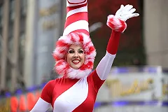 «Коляда-Plays» стартовал с уличного шоу с ходулями