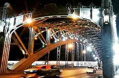 В Петербурге доставщики еды обвиняются в вандализме за надпись на машине полиции