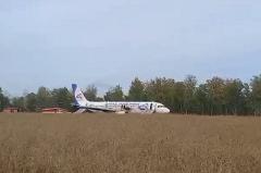 Самолёт «Уральских авиалиний» экстренно сел в поле