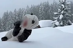 Блогер-миллионник ради лайков бросил в сугроб своего двухмесячного ребенка (ВИДЕО)