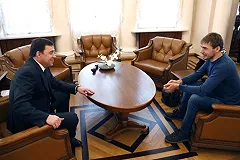 Куйвашев вручил биатлонисту Антону Шипулину губернаторские часы