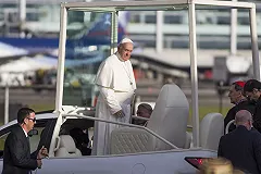 Журналистка «пересадила» Папу Римского в Бэтмобиль
