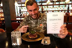 Екатеринбургский ресторатор приготовил отбивную Золотова