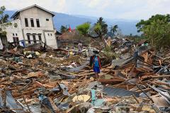 Жертвами цунами в Индонезии стало 43 человека