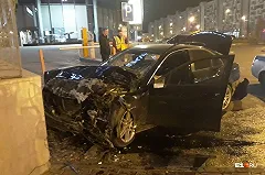 В Екатеринбурге Mercedes влетел в бетонную стену, есть пострадавшие