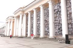 На фасаде железнодорожного вокзала Екатеринбурга появились фотографии ушедших на фронт уральцев