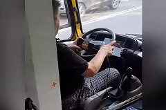 В Екатеринбурге водитель автобуса на ходу играл в телефон