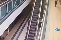 Четырёхлетний ребенок повис на эскалаторе и рухнул с высоты