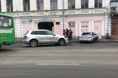 Автомобиль вынесло на тротуар на улице 8 Марта в Екатеринбурге