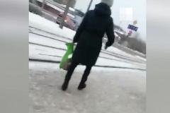 В Екатеринбурге странная женщина устроила скандал на улице и ударила чужого ребенка