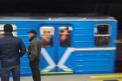 В метро Екатеринбурга ребёнка едва не зажали двери вагона