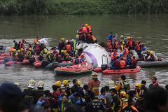 Остается неизвестной судьба 30 человек рухнувшего в Тайбэе самолета