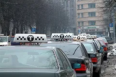 В Екатеринбурге водители спасли уснувшего таксиста из горящего автомобиля