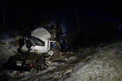 Три человека погибли в ночной аварии фургона и тягача на Московском тракте