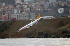 Самолет в Турции выкатился за пределы полосы и застрял на обрыве