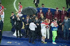 Пользователи Сети заступились за Путина под зонтом