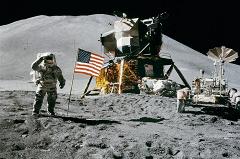 Половина россиян не верит в высадку американцев на Луну
