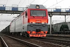 В Екатеринбурге поезд сбил молодого человека, который сидел на путях