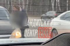 Екатеринбуржцы заметили полуголую женщину, показывающую водителям на трассе свою грудь