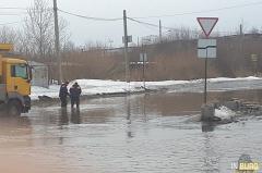 Одну из улиц Екатеринбурга сильно затопило