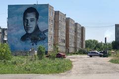 Мэр Серова решил провести «референдум» по поводу надписи на стене с портретом