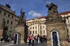 Президент Чехии попросил контрразведку прекратить поиск шпионов из России