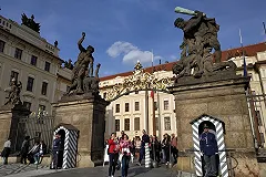 Президент Чехии попросил контрразведку прекратить поиск шпионов из России