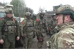 Командующий ЦВО Лапин наградил на передовой отличившихся в боях военнослужащих