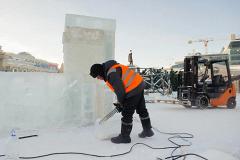 «Что-то не клеится». Оттепель в Екатеринбурге мешает работать скульпторам ледового городка