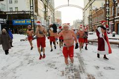В Екатеринбурге заметили толпу голых Дедов Морозов
