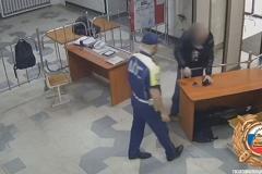 В Уфе мужчина перед походом в полицию забыл в кармане марихуану и выложил ее на досмотре (ВИДЕО)