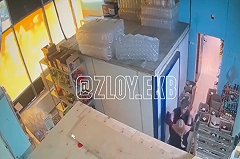 Неадекватный екатеринбуржец попытался задушить продавщицу алкомаркета