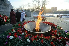 Журнал заплатит за фразу «бабы жарят крокодила» применительно к Вечному огню