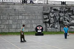 На Плотинке поставили полутораметровую шайбу с часами