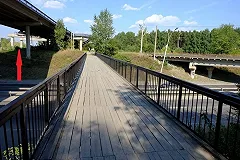 Самосвал обрушил пешеходный мост в Подмосковье, есть пострадавшие (ФОТО)