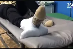 Бабушку с шиной из швабры госпитализировали после вмешательства властей