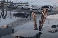 В Екатеринбурге водитель легковушки сбил пешехода, а потом полез с ним в драку — видео