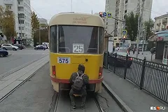В Екатеринбурге на зацепе трамвая катается взрослый мужчина с подушечкой