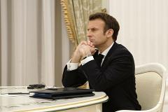 СМИ: Макрона отделили от Путина столом из-за отказа сдать ПЦР